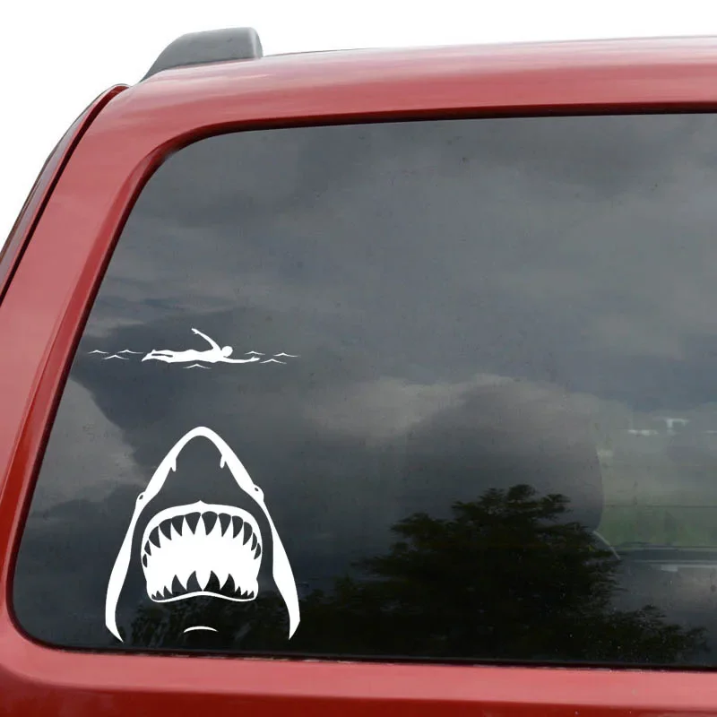 Creatività Shark Jaws Swimmer Car Sticker interessante decalcomania in vinile decorazione per stampaggio automatico che copre graffi 13.8 x20cm