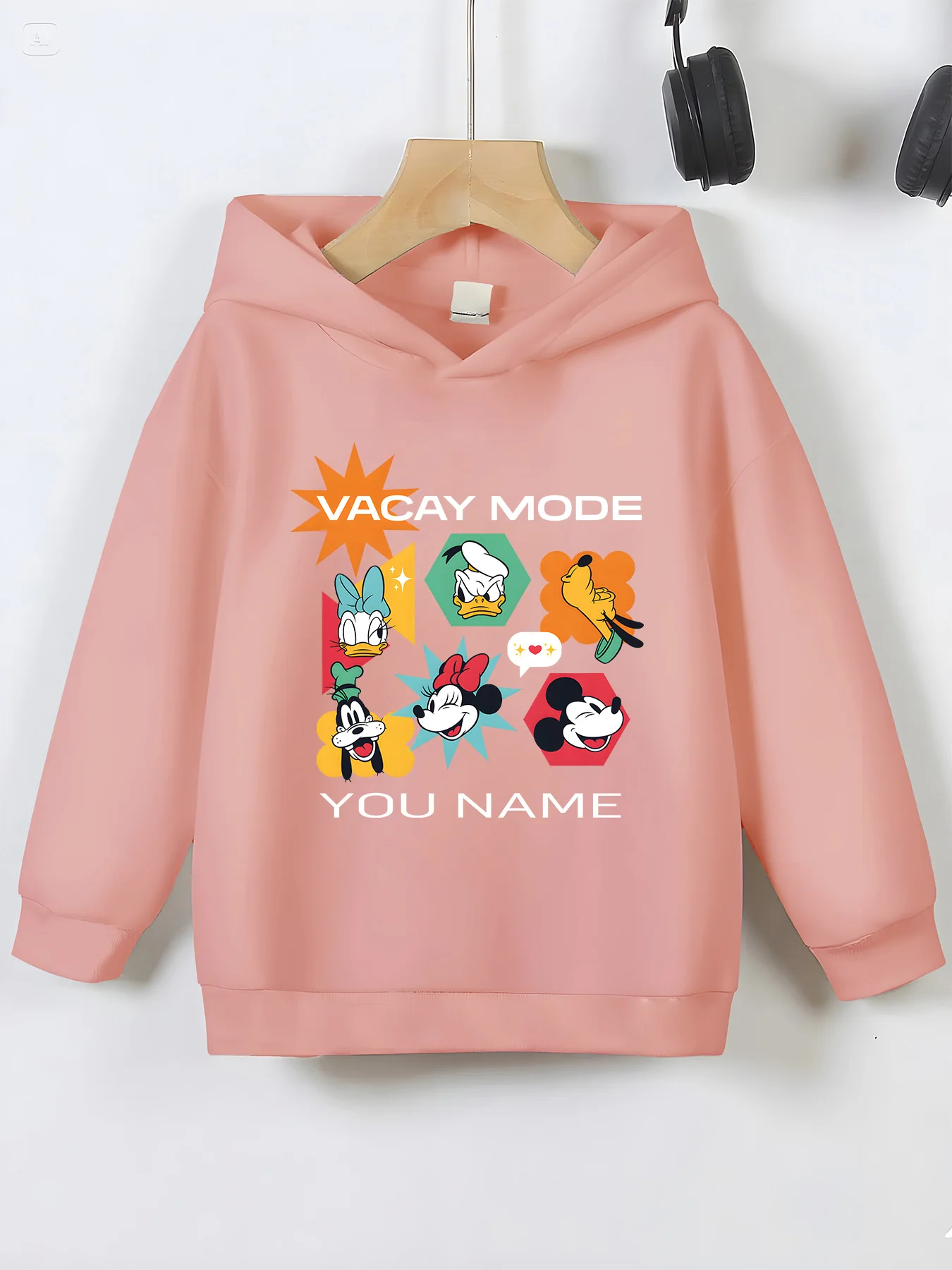 سترة MINISO Disney Vacation Mode - موضوع "VACAY MODE"، عناصر شخصية ملونة، يجب اقتناؤها للسفر العائلي وغير الرسمي