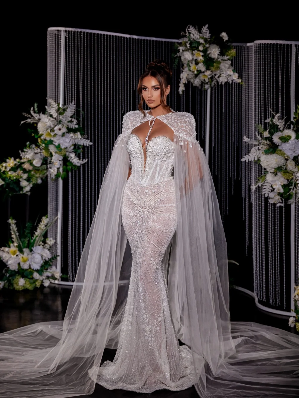 Witte boeiende kralen trouwjurk met cape prachtige illusie zeemeermin bruidsjurk 2026 op maat gemaakte lange jurken voor bruid