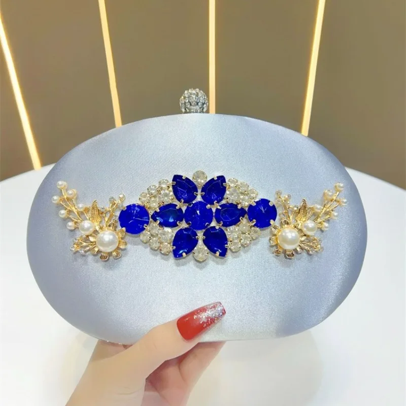 Bolso de mano tipo clutch ovalado de satén plateado con pedrería azul real, para invitadas de boda, cóctel, fiesta formal o cena