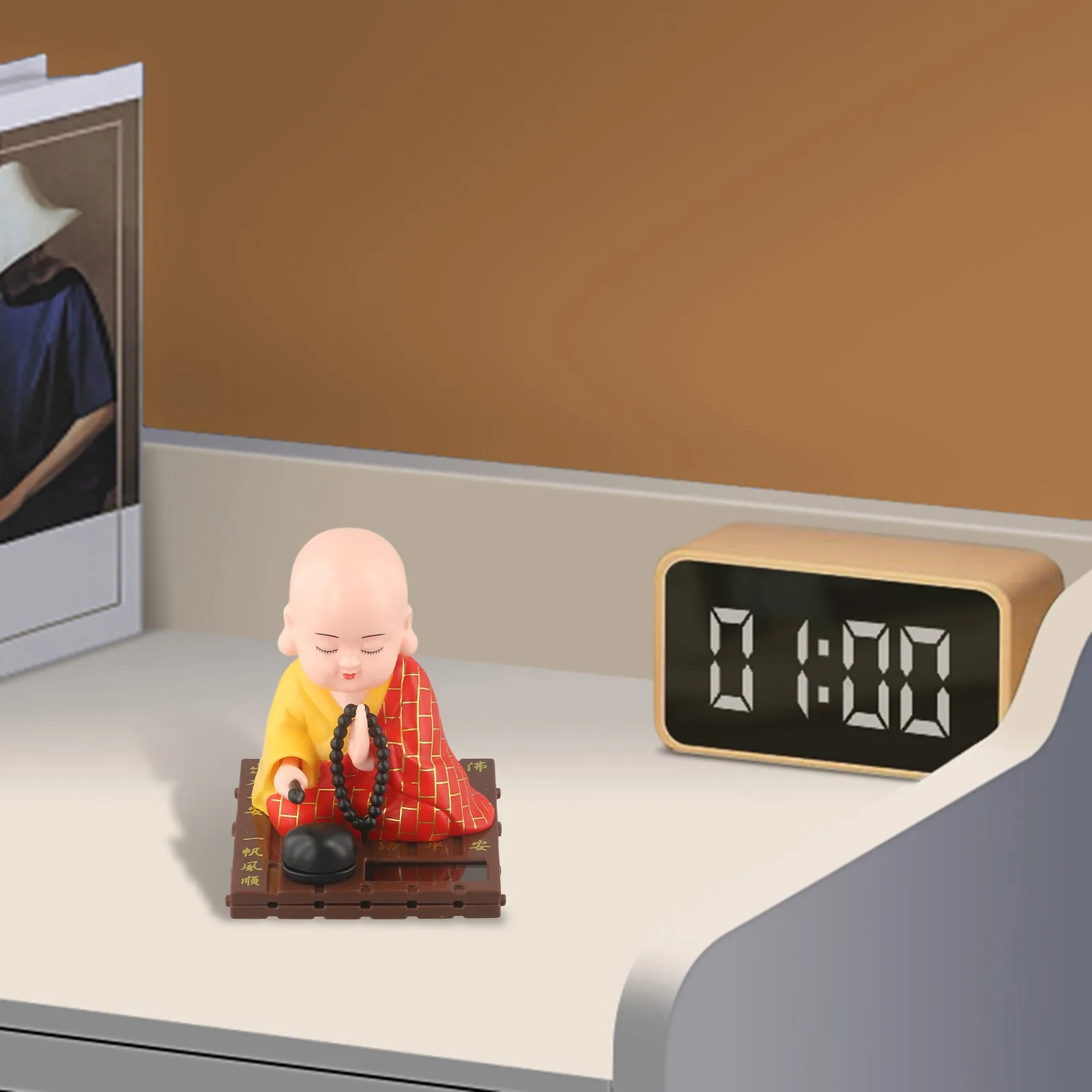 1 قطعة الحلي الراهب تهز الشمسية سيارة ديكورات المكاتب المنزلية الإبداعية سيارة الحلي لوحة القيادة الديكور