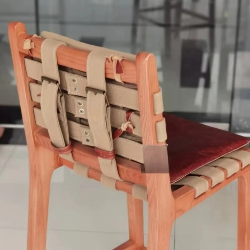Sgabello da Bar di Lusso con Gambe in Legno e Seduta in Pelle di Prima Qualità, Design Unico con Intreccio a Cinghia per Caffè e Sala da Pranzo