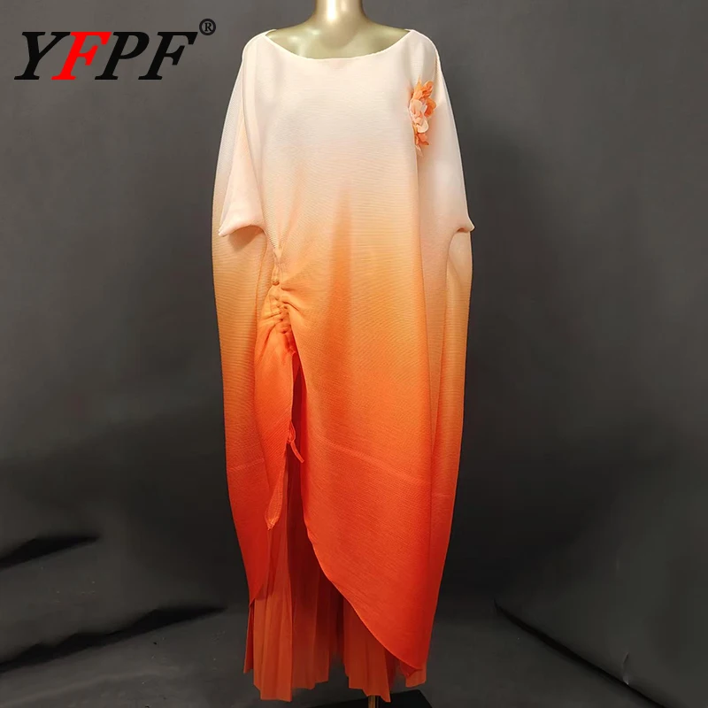 ชุดเซ็ต 2 ชิ้น ดีไซน์จีบพลีท YFPF Miyake สำหรับผู้หญิง ลายไล่สี พร้อมเชือกผูกเอว แต่งลายดอกไม้ 3 มิติ ตัดต่อผ้า ชุดเดรสยาว แฟชั่นฤดูใบไม้ร่วง 2025 เสื้อผ้าใหม่