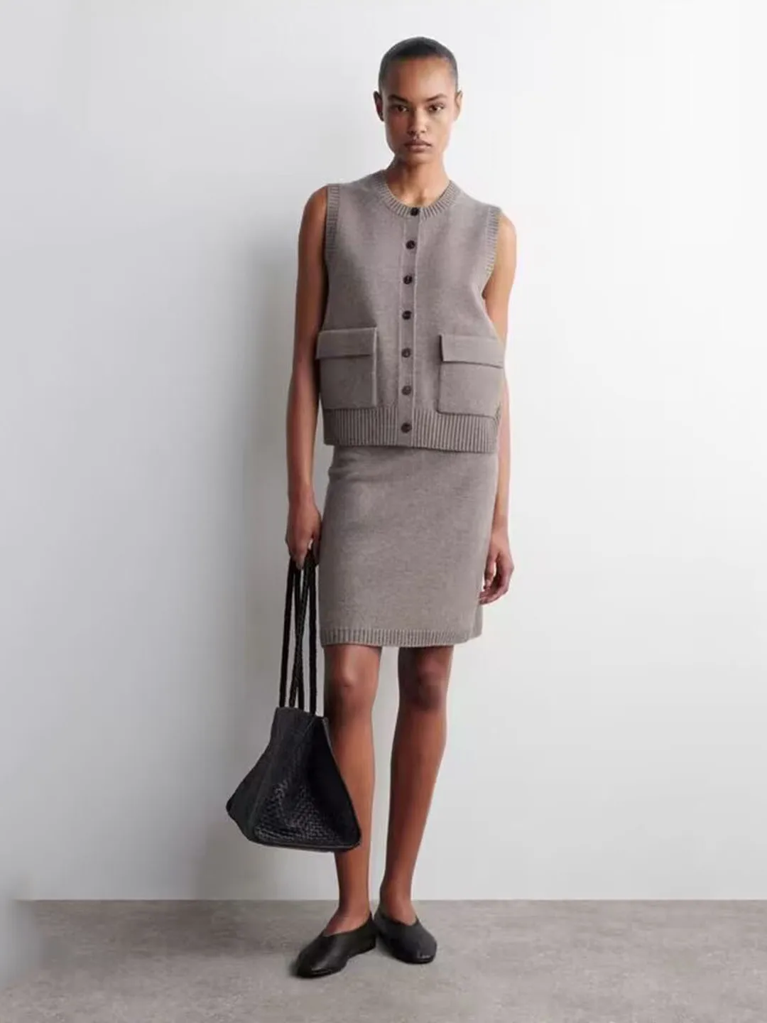 

Новая осенняя модная женская вязаная кофта Ele Moore с круглым вырезом, одной пуговицей и приталенным силуэтом