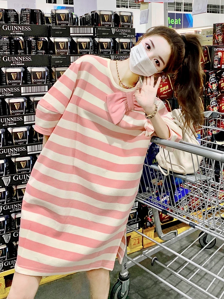 

Женское платье-футболка с коротким рукавом, круглым вырезом и бантом