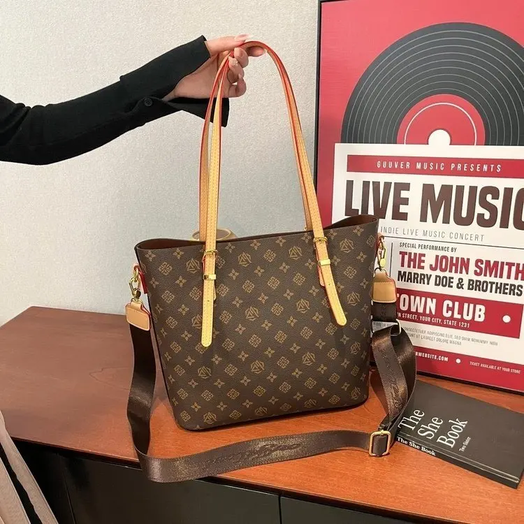 デザイナーのエレガントなおむつバッグ女性の高級クロスボディハンドバッグミニマリストレザートートヴィンテージシックな通勤やパーティーに最適