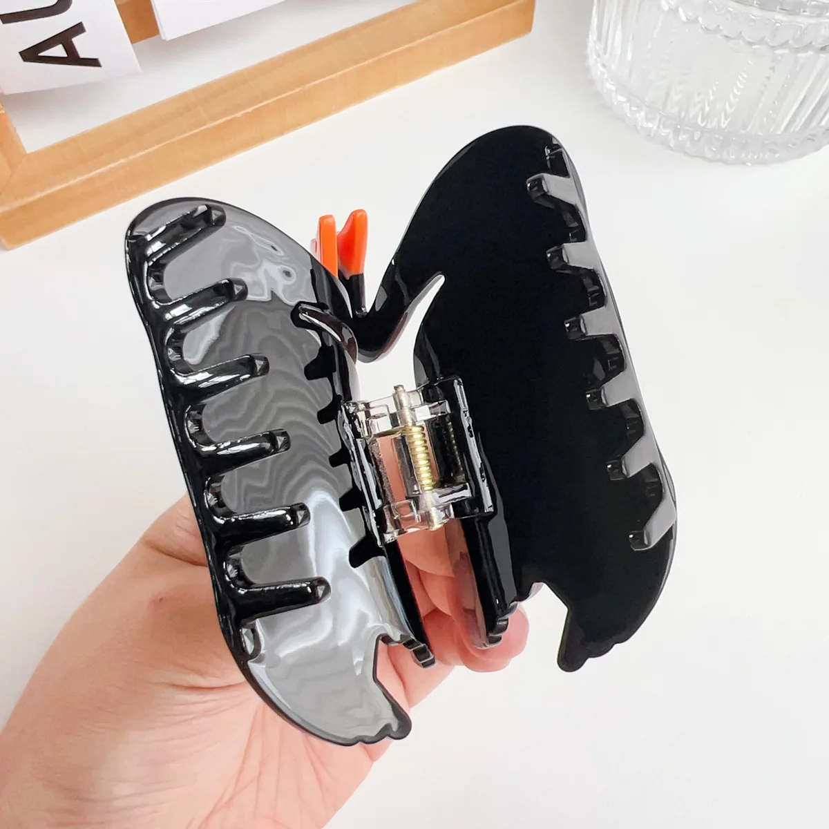 

Элегантная заколка для волос из ацетата, дизайн лебедя, коготь акулы, черно-белая минималистичная заколка для женщин, гипоаллергенная роскошь