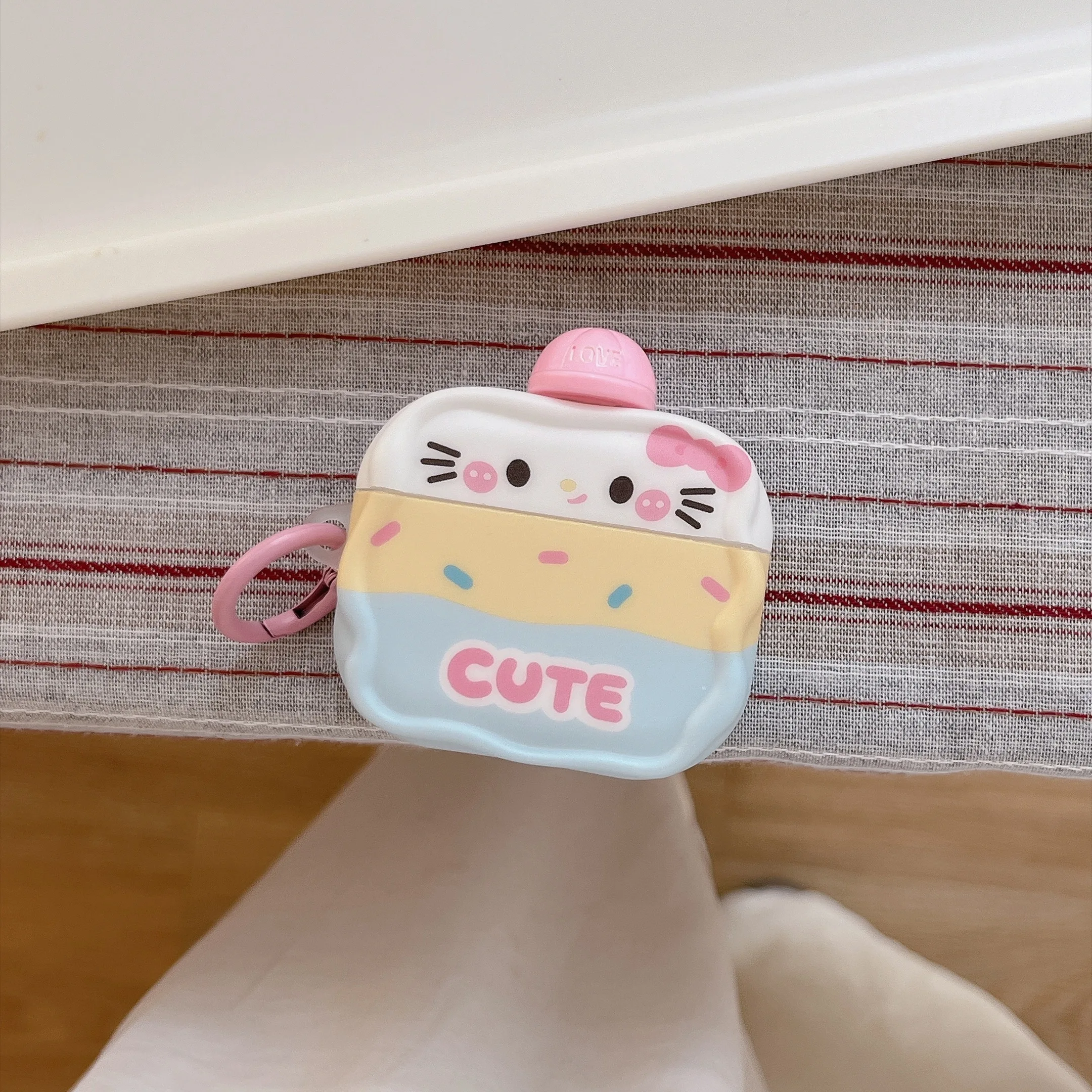 Модный чехол для наушников с волнистым краем и изображением Hello Kitty для Apple Airpods 4 3 2 Pro 3 с милой миниатюрной шляпкой и боковой петлей для ключей.
