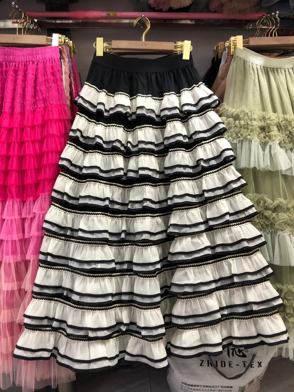 

Женская юбка миди с пышными оборками и декоративными элементами, осенняя, универсальная, драпированная, с драпировкой, средней длины