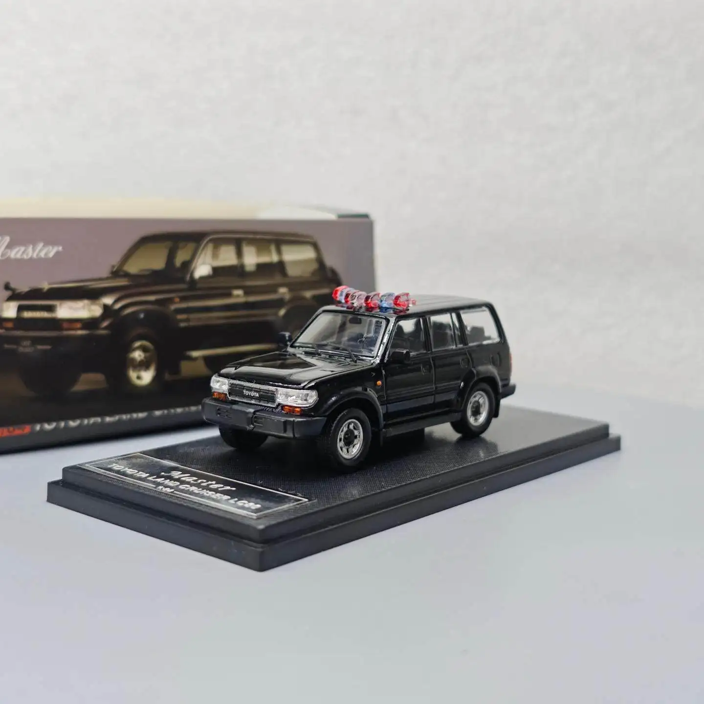 

Master Boutique 1:64 Toyota Land Cruiser LC80 Black, Free Accessory Bag Diecast Alloy Car Model Collectible
