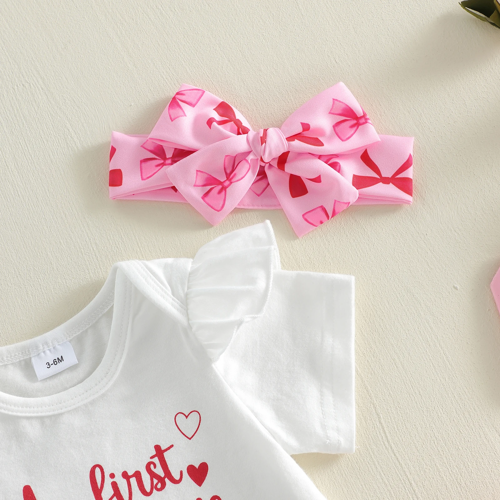 

Комплект из 4 предметов для девочки на День матери: комбинезон с коротким рукавом и буквенным принтом, юбка-трапеция с рюшами, колготки, повязка на голову