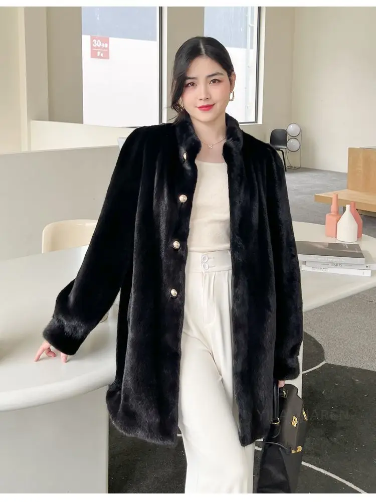 معطف فرو صناعي بني كراميل لعام 2025 للنساء نباتي قطيفة متوسطة الطول ملابس خارجية شتوية فاخرة صديقة للبيئة #4