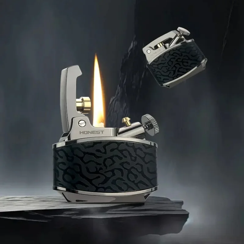 Briquet HONEST au design rétro créatif, allumage par pression, en métal texturé, avec couvercle anti-poussière en cuir PU, petit cadeau exquis pour homme