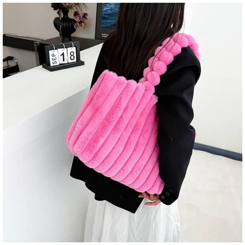 

Practical And Popular Women's Messenger Bag In Genuine Leather With Adjustable Strap By Designer