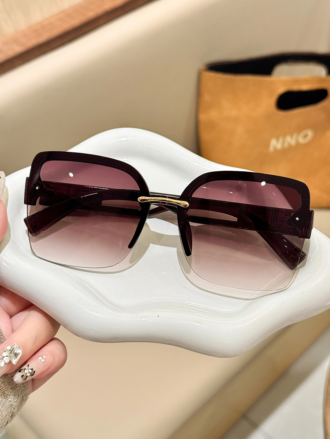 1Pc Light Luxury Tea Brown Gradient Large Square Frame Sunglasses with Gold Label Hollow Temple Decoration, Uv Protection