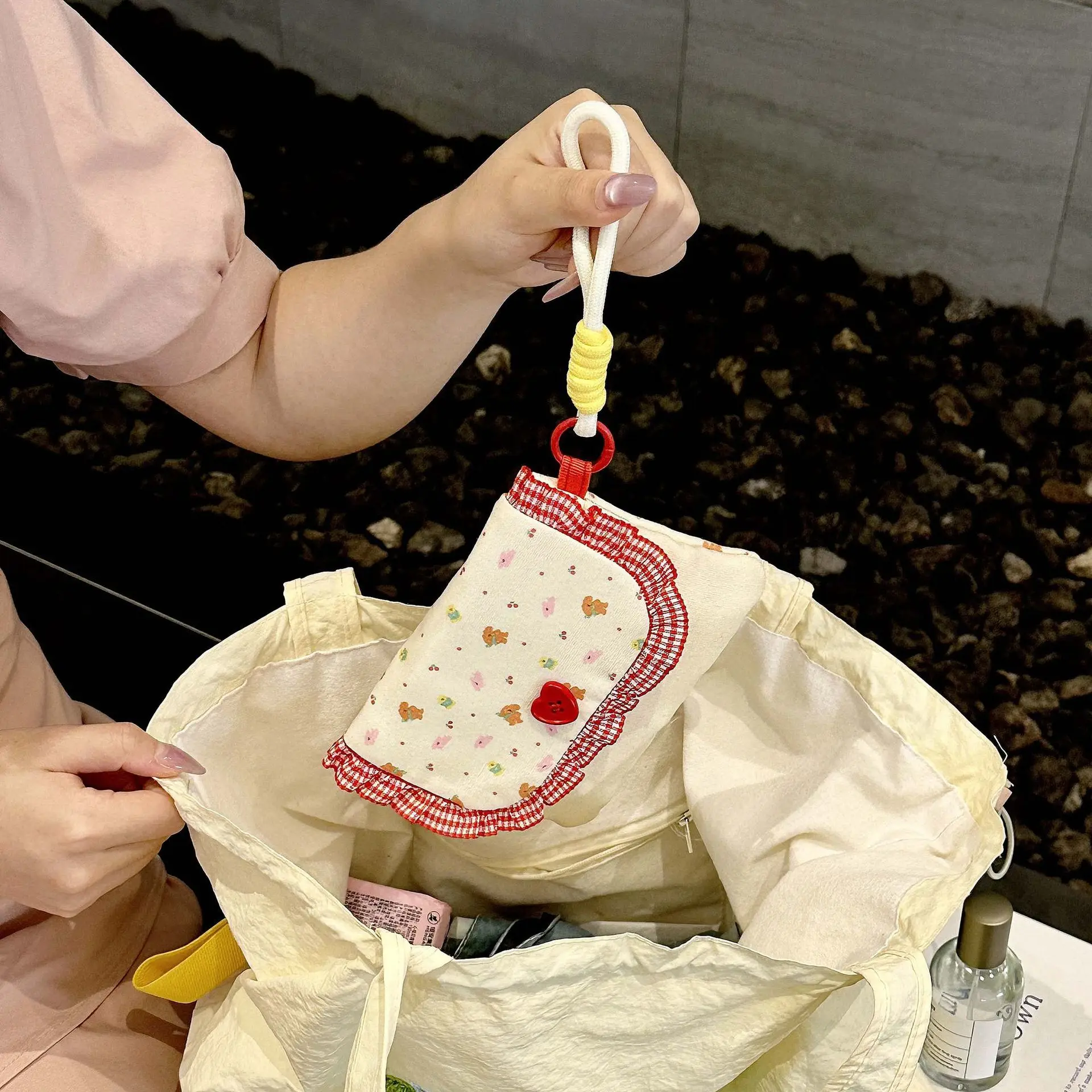 Cute floral sanitary napkin storage bag, female large capacity student portable handheld storage bag for going out