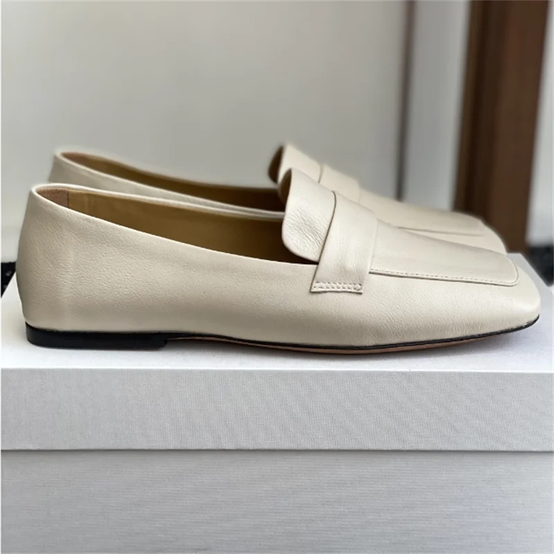 The new loafers are made of selected calfskin and are lined with leather. The leather sole features a modern and popular square