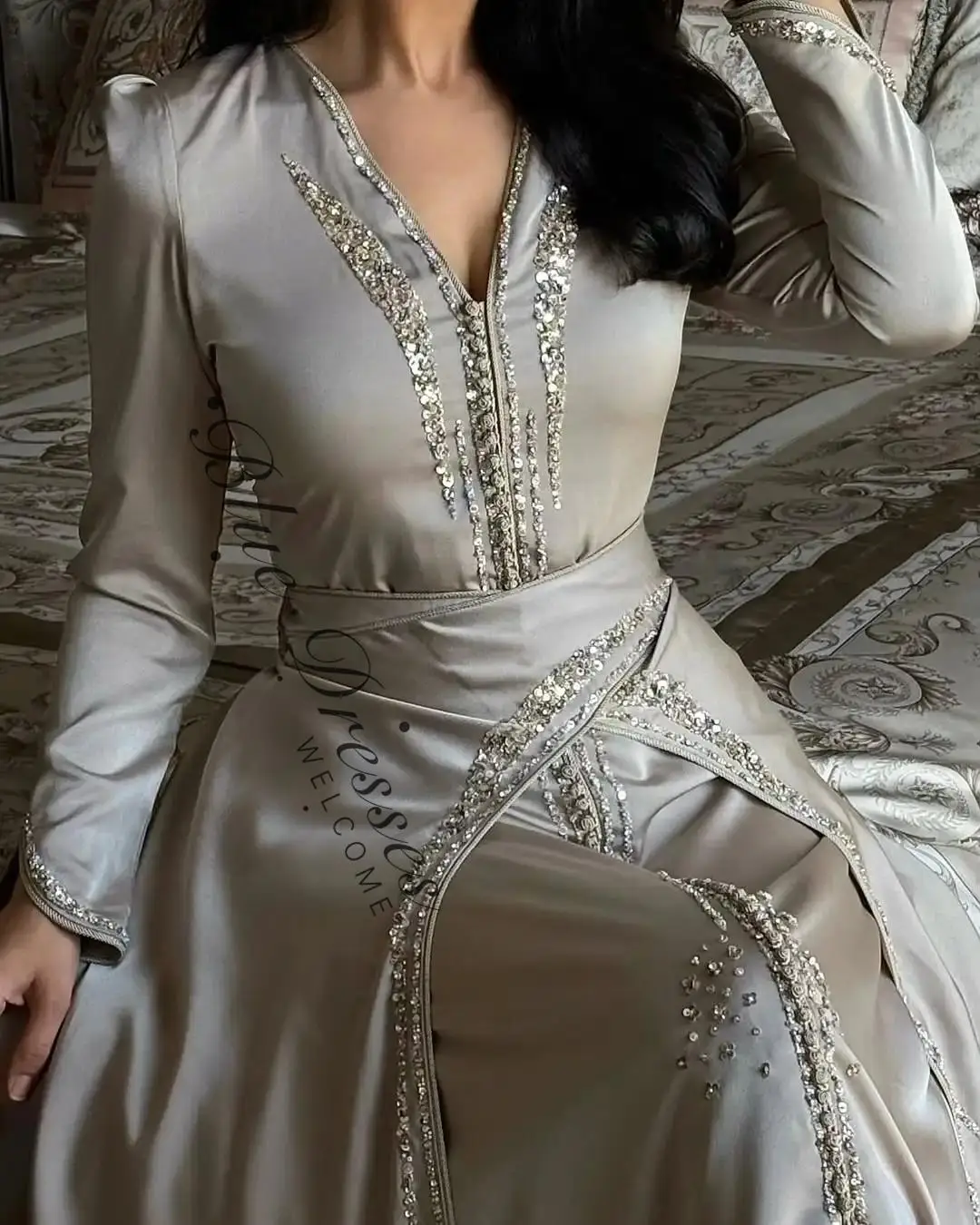 Abiti da ballo personalizzati con maniche lunghe e scollo a V Abiti da festa Abiti da festa Abiti da sera lunghi fino al pavimento con perline pieghettate