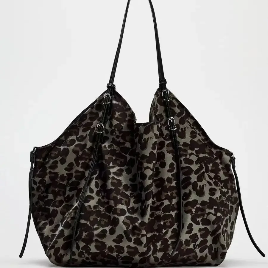 

Fashion Leopard Tote Bags for Women Satin Shoulder Bag Animal Printed Designer Handbags Large Capacity Silk Shopper Purses New