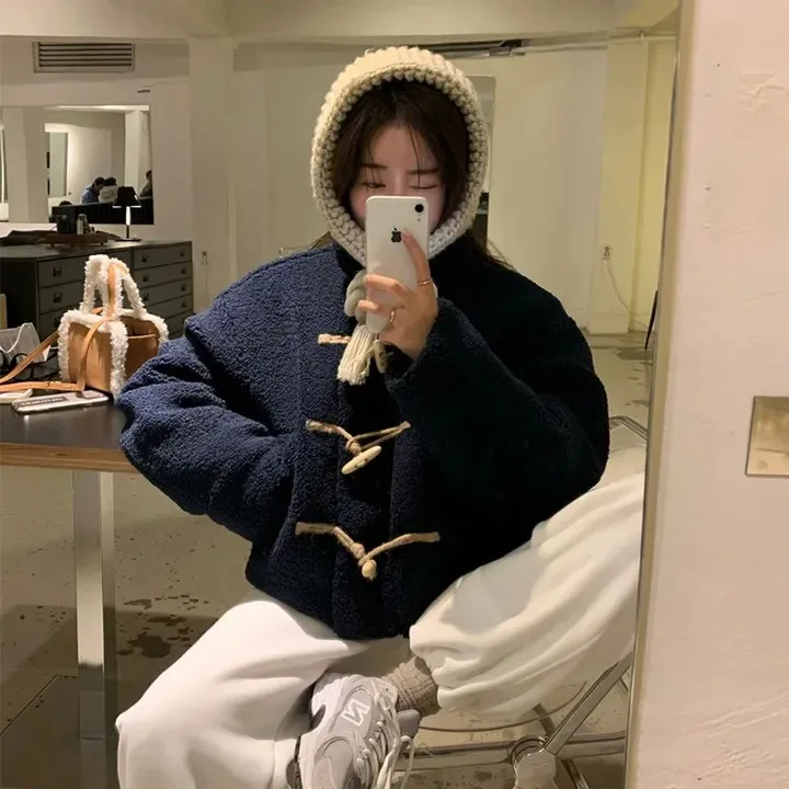 เสื้อโค้ทแฟชั่นสไตล์เกาหลีสำหรับผู้หญิง ทรงหลวม อุ่นสบาย เหมาะสำหรับฤดูใบไม้ผลิ ฤดูใบไม้ร่วง และฤดูหนาว ติดกระดุม แต่งขนเฟอร์ สไตล์สตรีทแวร์สุดชิค