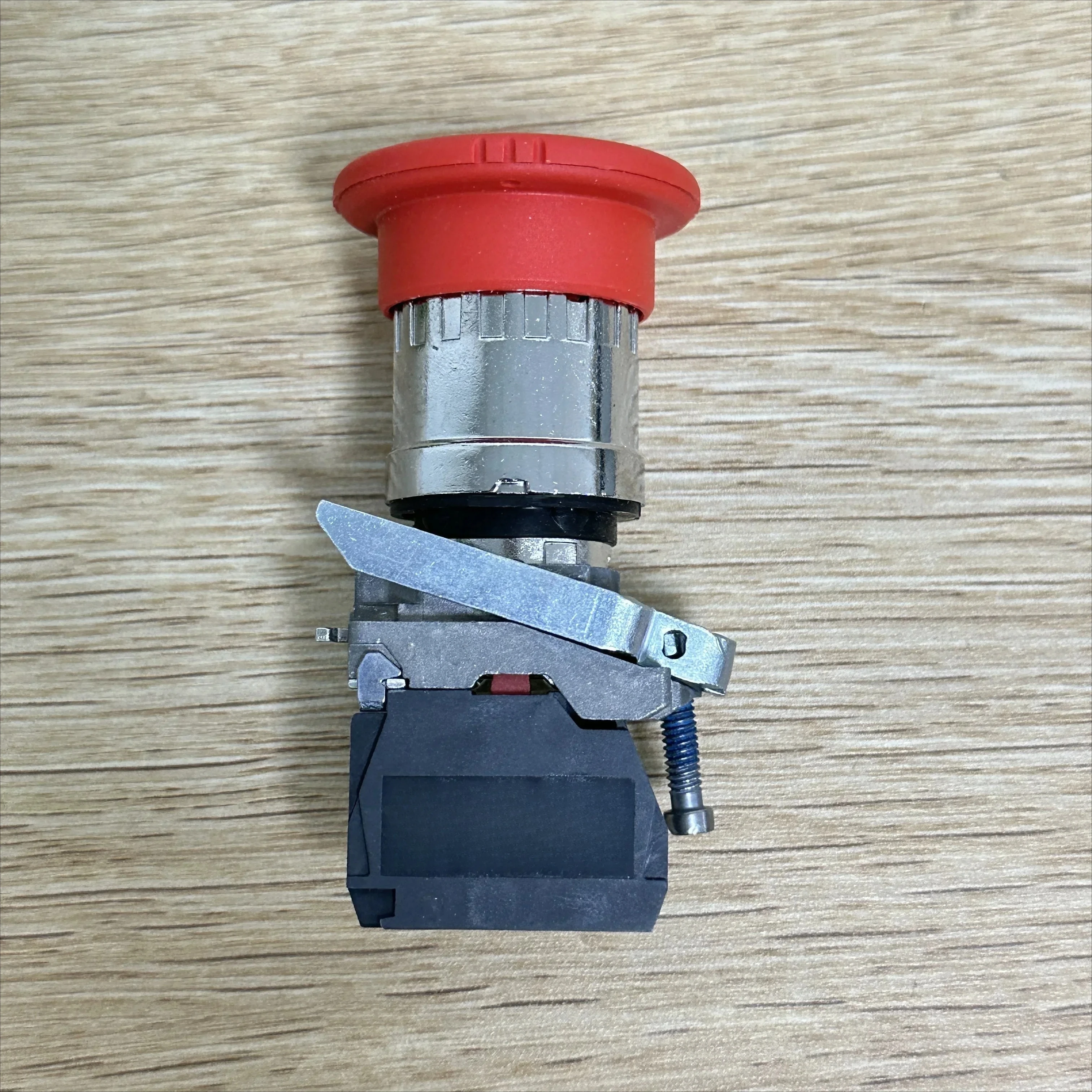 Brand New Original Hot Sales  XB4 Emergency Stop Switch XB4BS8442  Fast Delivery