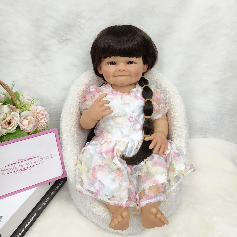 nina-reborn-de-vinilo-de-22-pulgadas-trenzas-gruesas-negras-linda-expresion-sonriente-manos-y-pies-posizionables-vestido-colorido-y-coleccionistas