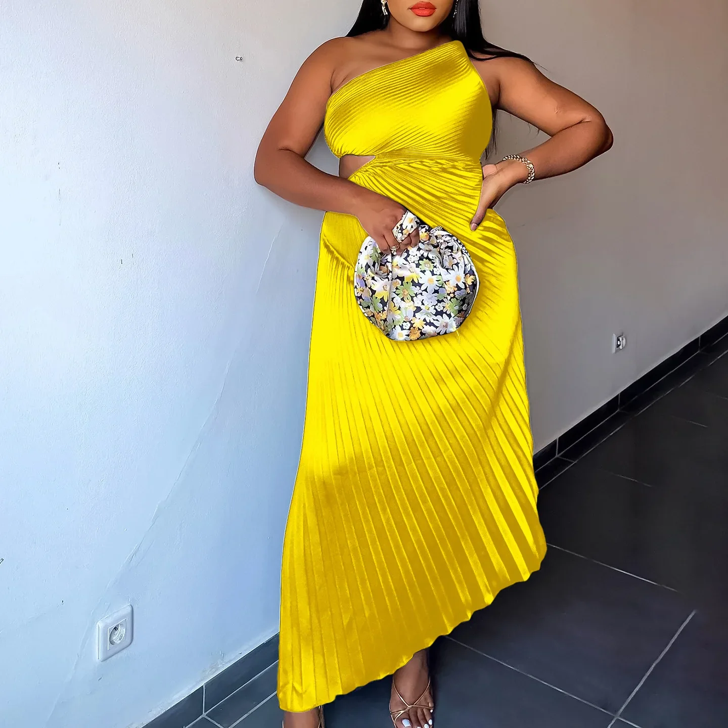 

Женское атласное плиссированное платье, элегантное однотонное асимметричное длинное Асимметричное Платье макси с открытыми плечами и диагональным воротником без рукавов, лето