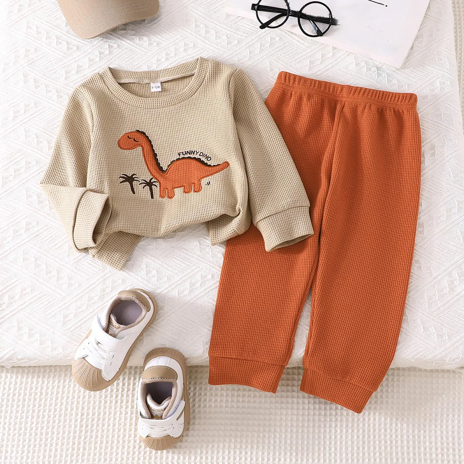 

Baby Boy Fashionable Outfit Set Dinosaur Embroidered Crew Neck Long Sleeve Sweatshirt And Solid Color Pants Two Piece Sets