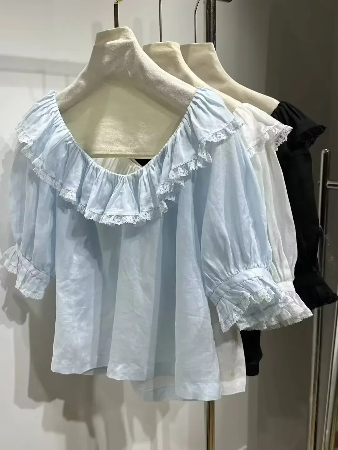 Camisa informal de mujer en blanco o negro, blusa holgada de moda de manga corta con cuello redondo y volantes bordados de encaje