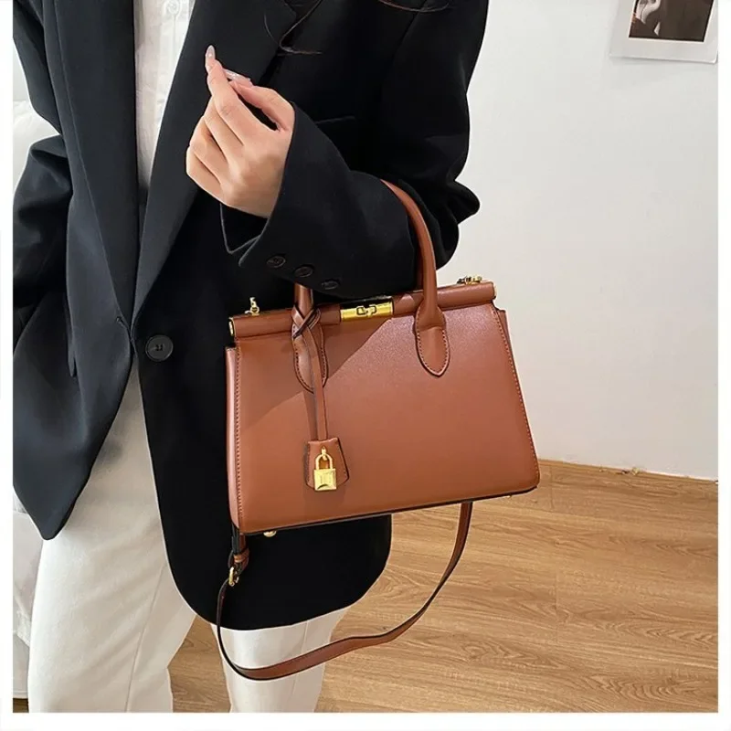 

Stylish Large Single Shoulder Bag for Women 2026 Spring Collection Zipper Closure Handbag Ladies Shoulder Tote Purse