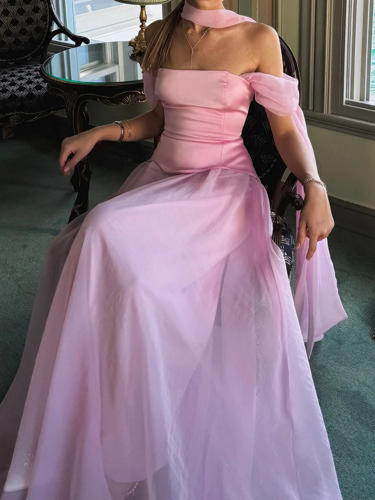 セクシーな背中見せリボン付きレディースドレス フレンチスタイル エレガントなサテンとメッシュの組み合わせドレス エレガントなチューブトップ ノースリーブ プリーツ入りイブニングドレス