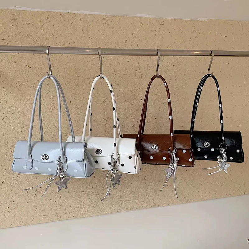 Gepunktete Hobo-Unterarmtasche, Koreanisch-Chic Damen-Handtasche mit Langem Trageriemen und Taschenanhänger, Alltagstasche für Arbeit und Pendeln – Detail 2