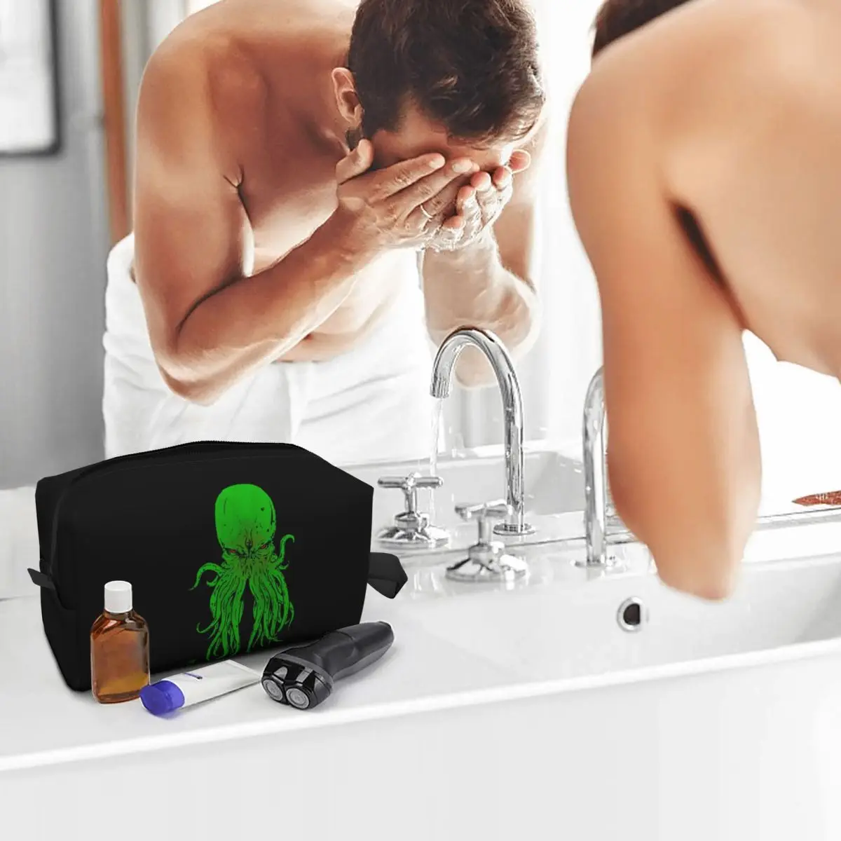 Cthulhu Octopus Sea Monster Vintage Makeup Bag Cosmetic Organizer Storage Dopp Kit Toiletry Cosmetic Bag for Women Beauty Travel