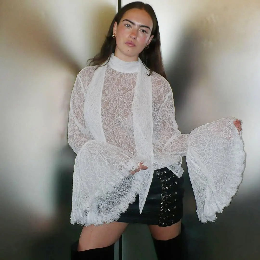 بلوزة نسائية أنيقة مطرزة باللون الأبيض للخريف والشارع قميص أنيق بياقة واقفة للسيدات 2026 بأكمام مضيئة مثيرة للسيدات