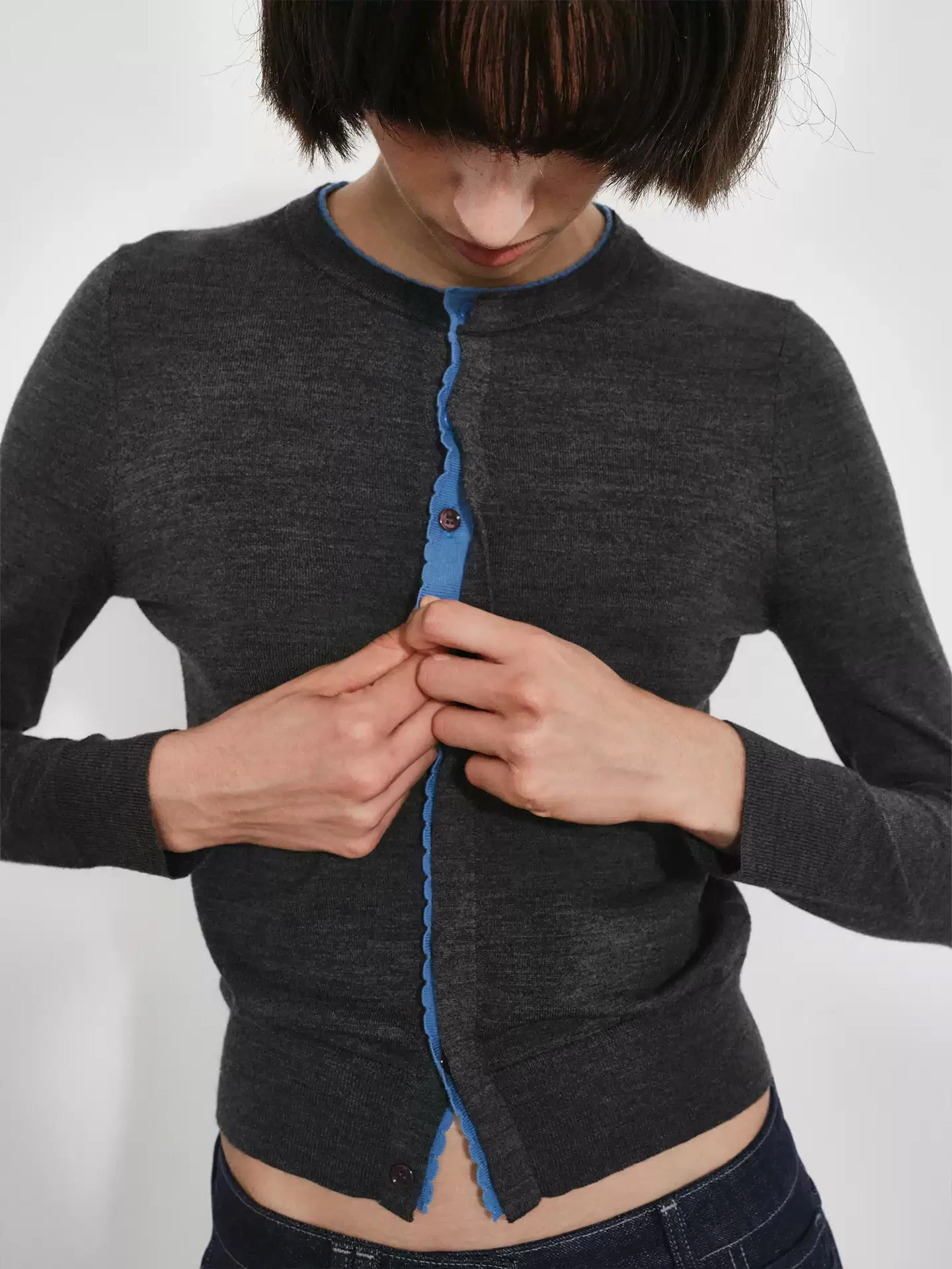 

2025 женский вязаный топ во французском стиле с цветными блоками, дизайн из двух предметов, короткий кардиган, ранняя осень, облегающая блузка