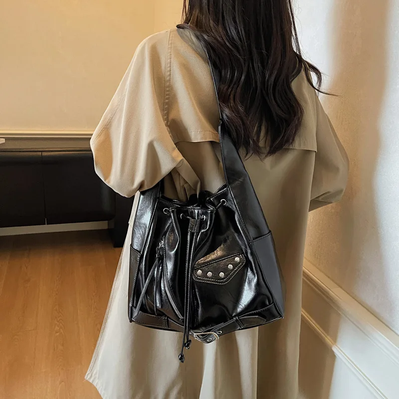 

Winter Popular Retro Large-capacity Bucket Bag Women's 2026 New Trendy Fashion Designer Tote Bag Large-capacity Messenger Bag