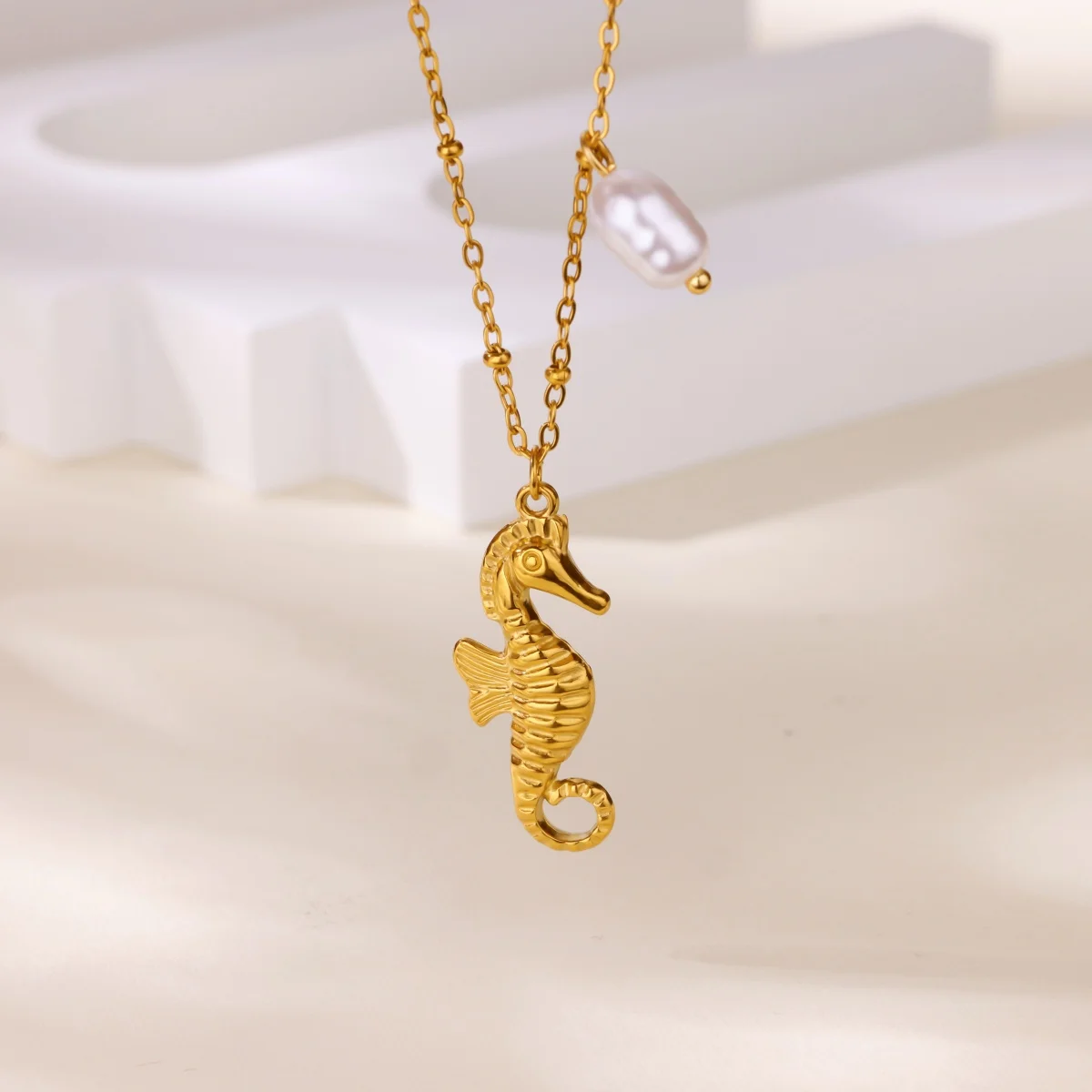 Free Shipping Vintage Imitation Pearl Seahors Necklace For Women Stainless Steel Geometric Chain Pendant Necklace Luxury Jewelry