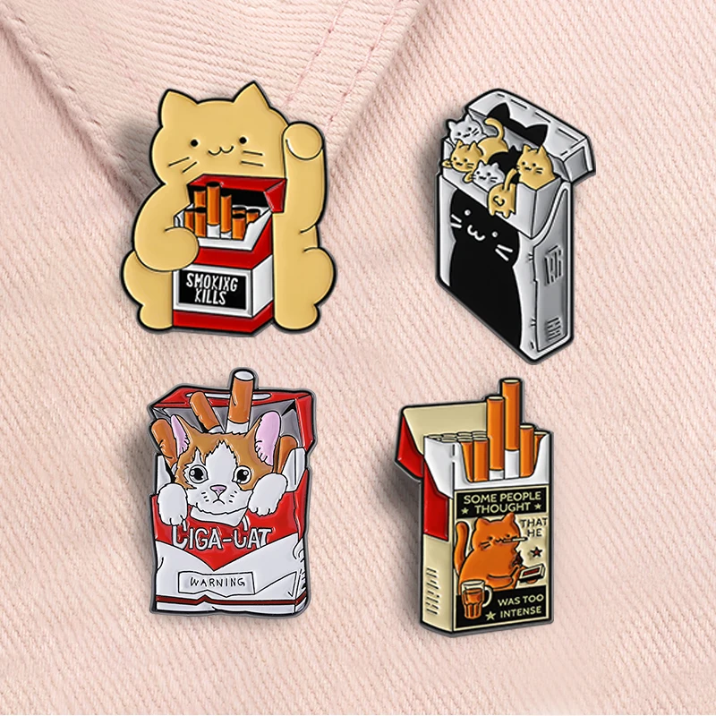 Niedliche Katze im Zigarettenschachtel Emaille Pin ‌ Smoking Kills Smoking Harm Slogan Broschen Revers Abzeichen Lustiger Schmuck Geschenke für Freunde