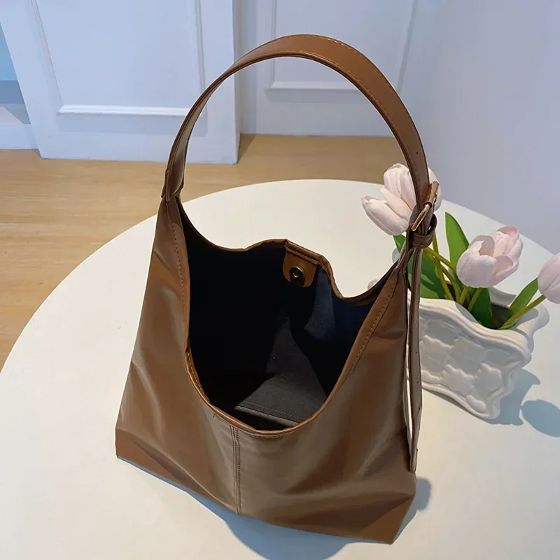Neue Retro-Tragetasche für Damen, große Kapazität, Schultertasche, schlichtes Design, ideal für den täglichen Gebrauch, handgefertigte Lederhandtasche, Herbst/Winter, für Arbeit und Reisen. – Detail 4