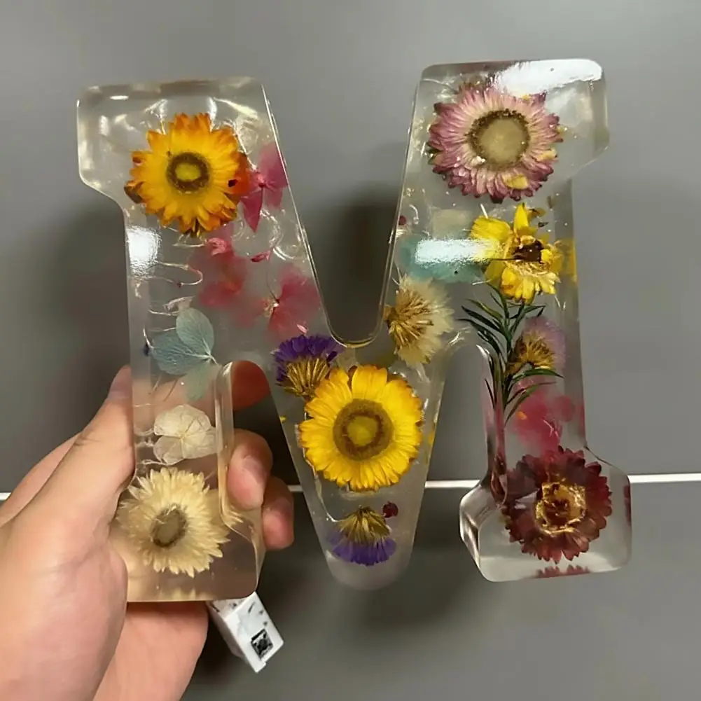 Blumen-Harz-LED-Buchstabenlichter, 26 Alphabet-Buchstaben, dekorative Nachtlichter, florale Buchstaben-Tischlampe für Hochzeiten, Heimdekoration, romantisches Geschenk