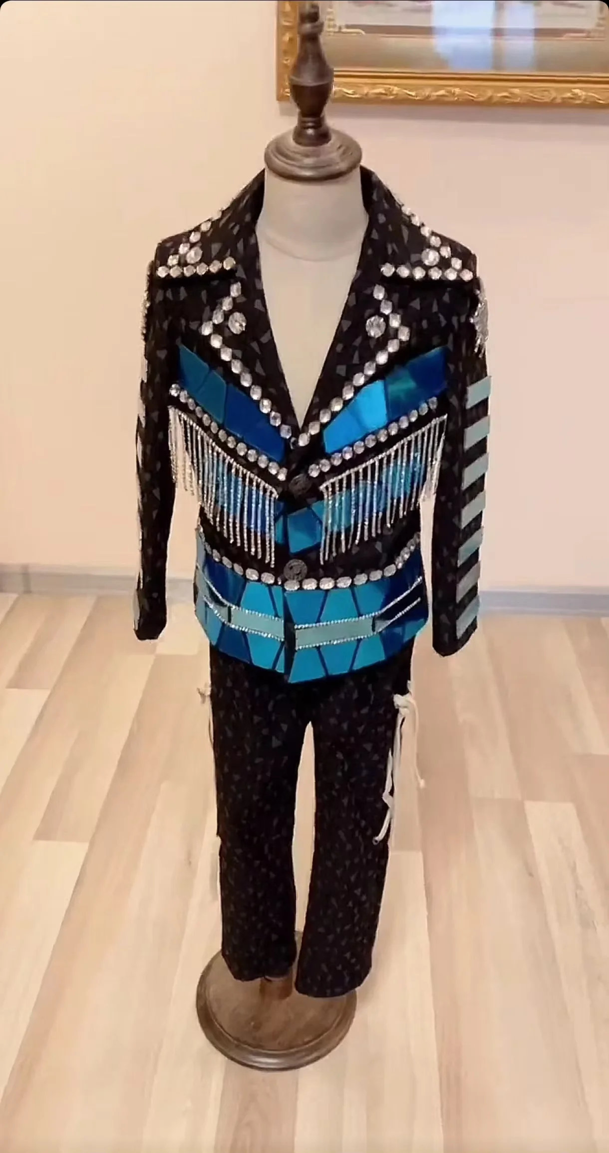 

Детские сценические костюмы ручной работы с разноцветными камнями и драгоценными бусинами для выступлений и показов