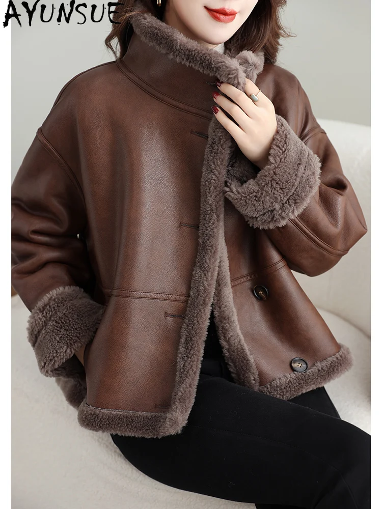 معطف صوف 100% من AYUNSUE للنساء 2025 سترة للدراجات النارية وراكبي الدراجات النارية ملابس شتوية من الفرو النسائي المتكامل معاطف جديدة في المعاطف