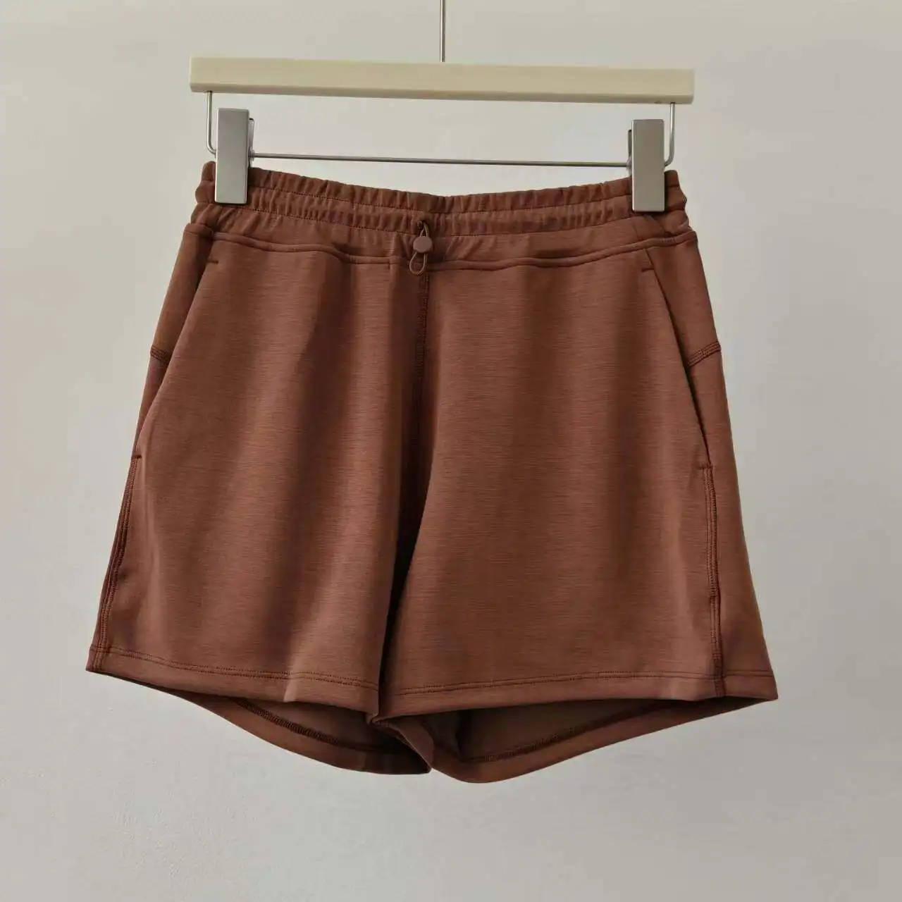 Sandgewaschene Modal-High-Waist-Shorts mit verstellbarer Schnalle für Laufsport und Yoga, schnelltrocknend und atmungsaktiv. – Detail 6