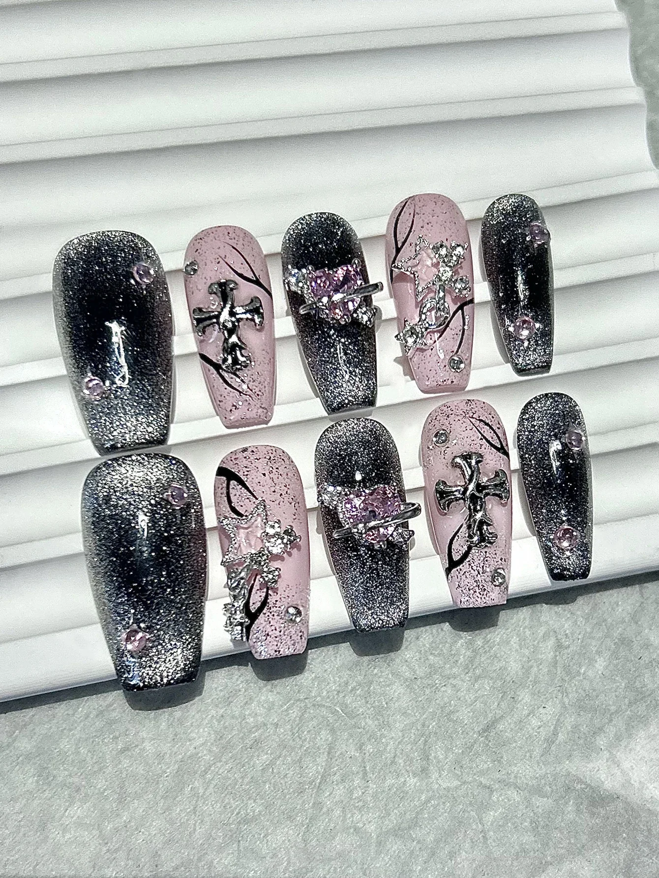 Press On Nails Handmade Glittery Pink Diamonds Surrounded Love Hearts Flames Cat Eye Fake Nail Patches Removable