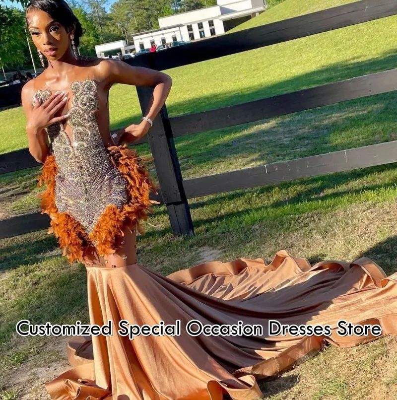 Sexy V-hals Prom Dresses 2026 Kralen Crystal Feather Zeemeermin Ruches Feestjurk Zwarte Meisjes Afrikaanse Avondjurken Aangepast