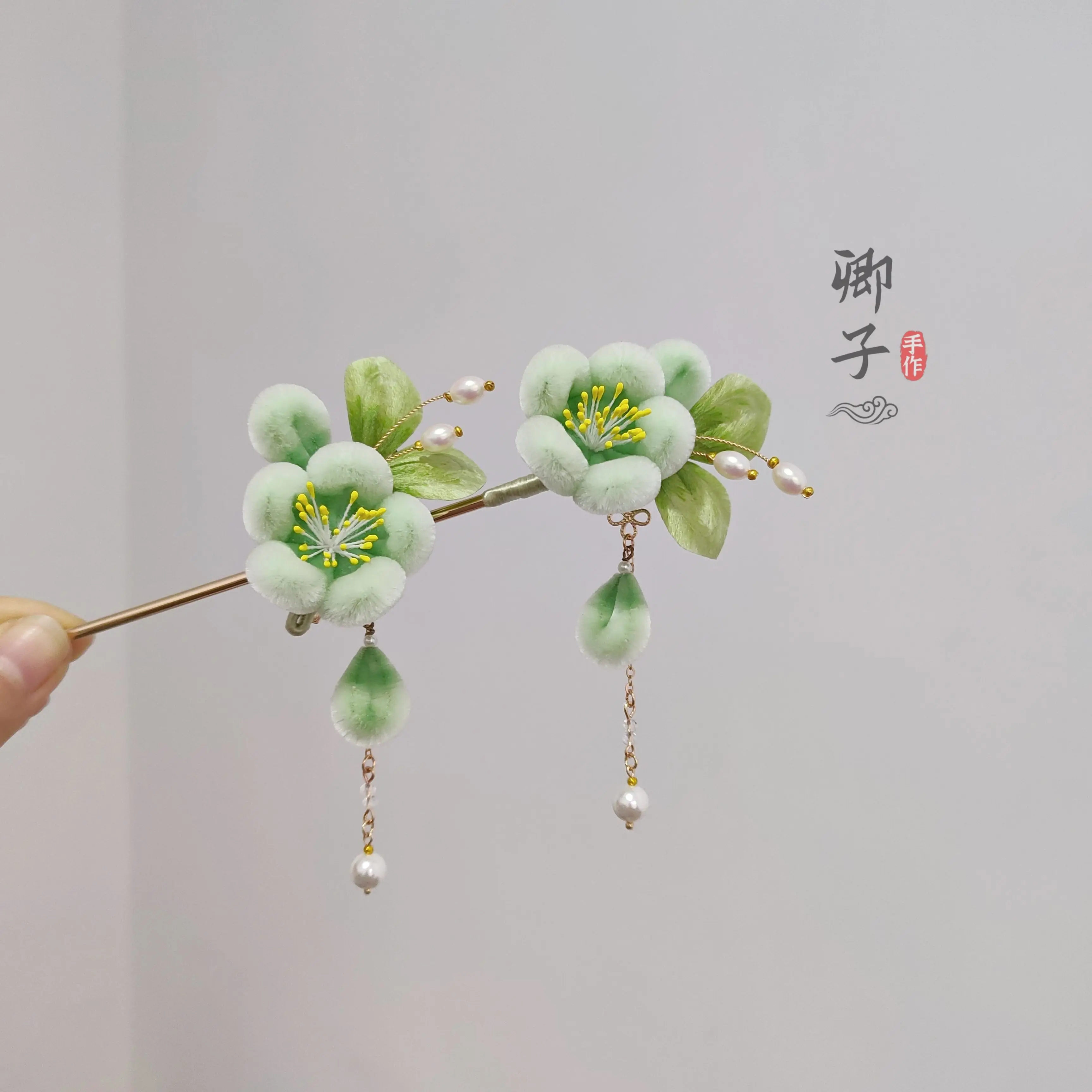 手作りのシルクベルベット製花飾りヘアスティック。日常の着物やチャイナドレスに合う、花柄のタッセルが付いた多用途ヘアピン。