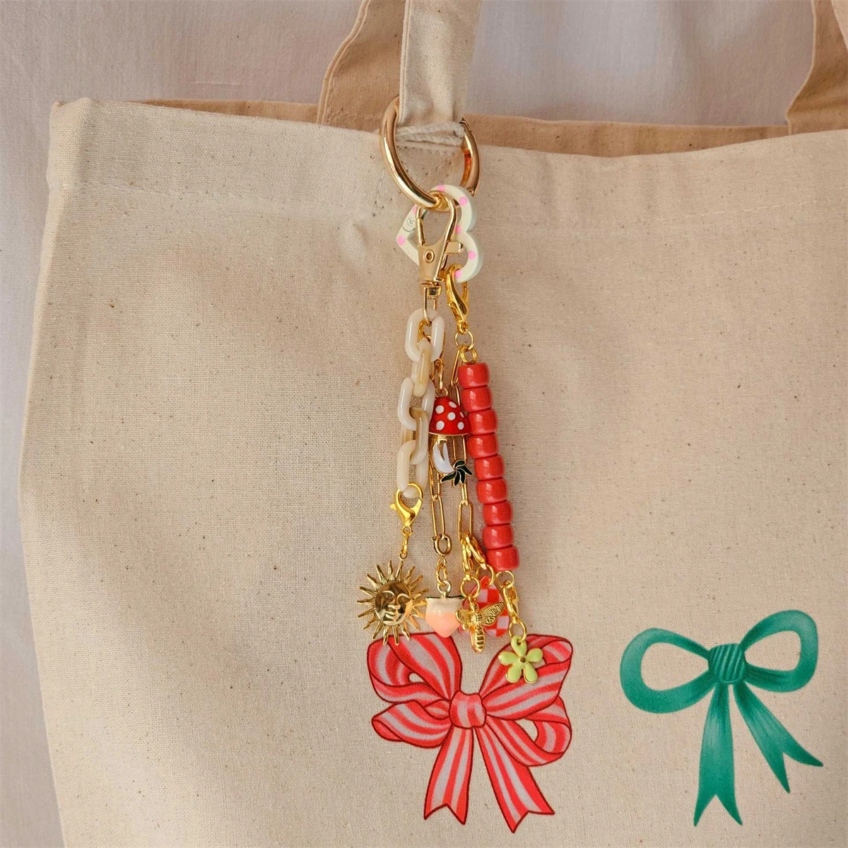 Fashionable simple and popular keychain DIY bag pendant with brooch charm women's accessories