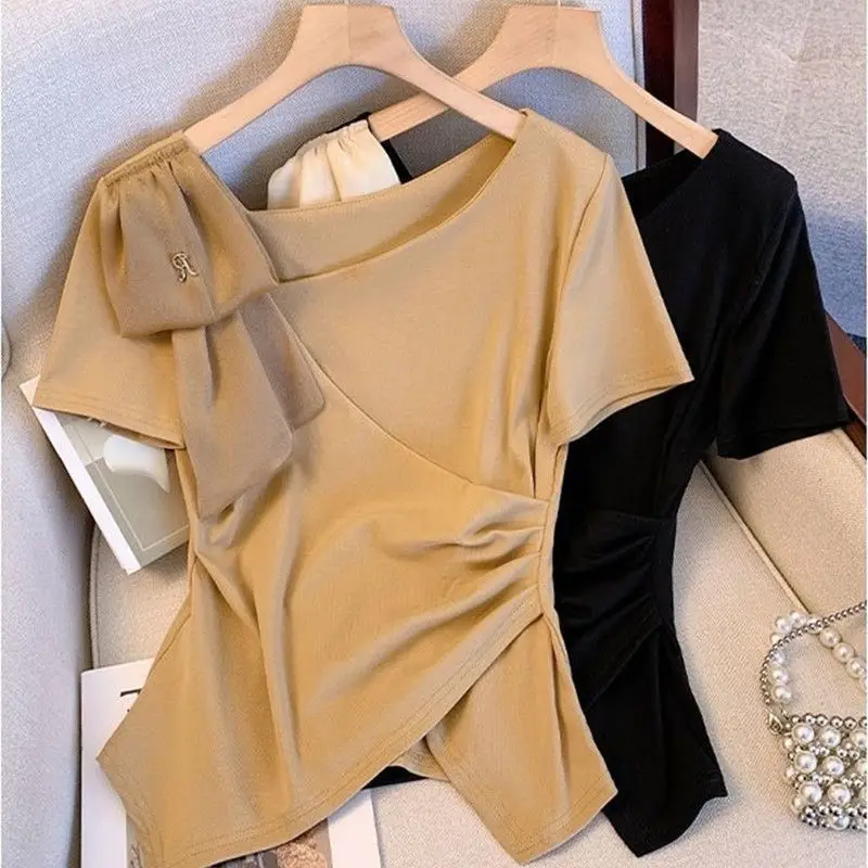 새로운 여름 스타일 불규칙한 경사 목 디자인 여성용 반팔 티셔츠는 슬림하고 우아한 탑을 보입니다.