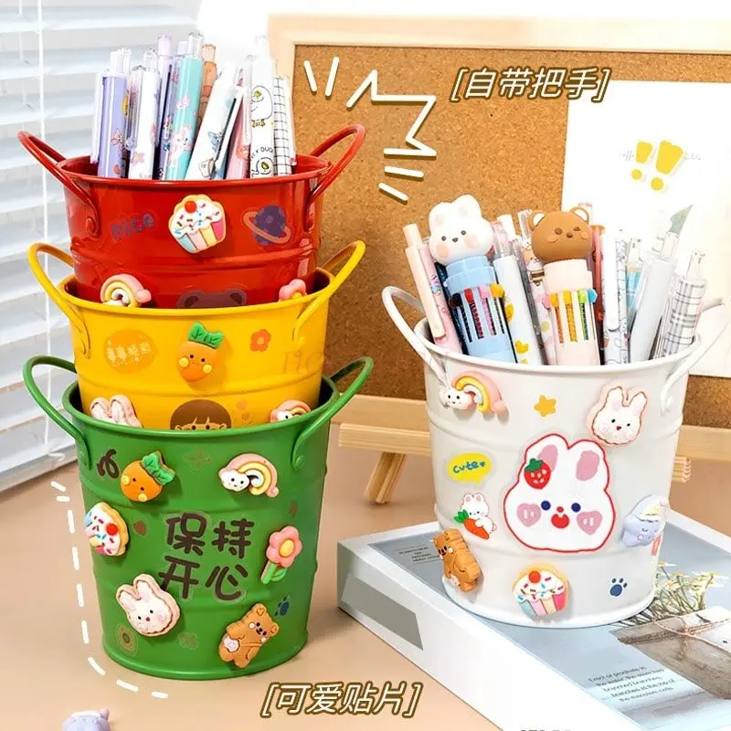 

1pcs Creative wrought iron pen holder with large capacity and multifunctional stationery pen holder, office pen holder ornament