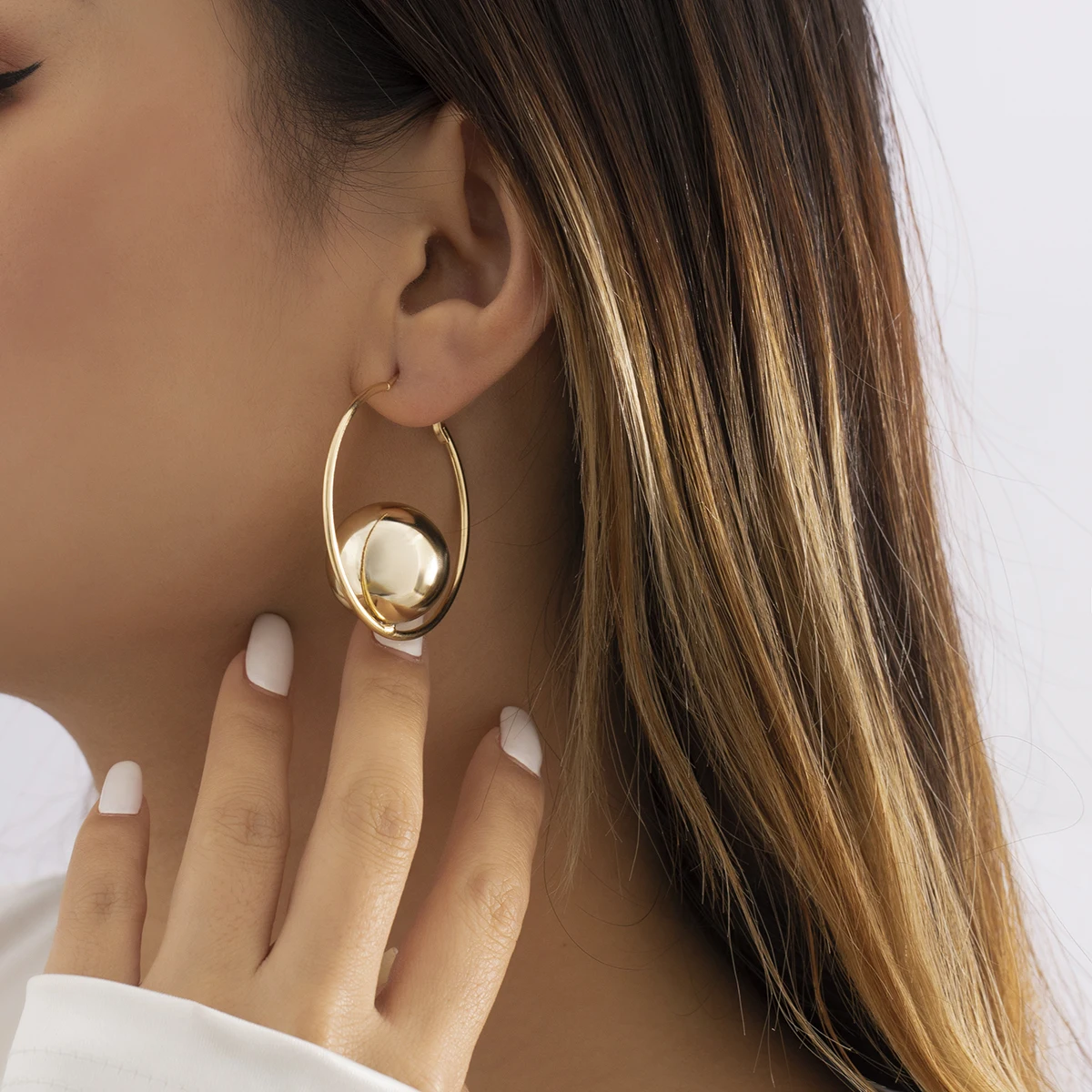 Pendientes de aro de círculo grande con bola para mujer, aretes redondos de Color dorado y plateado, accesorios de joyería de moda 2022